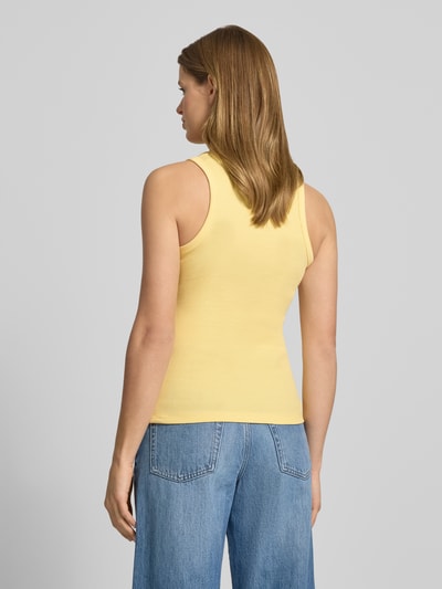 Kobiece modelka nosi top Tanktop in Ripp-Optik Modell 'FRIDA' od JJXX z mieszanki bawełny i elastanu, krój slim fit, efekt prążkowania, okrągły dekolt, długość tyłu w rozmiarze S: 54 cm, widok całej sylwetki z tyłu.