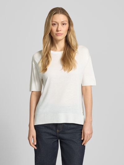 Vrouwenmodel draagt T-Shirt aus Lyocell-Baumwoll-Mix mit Rundhalsausschnitt van Windsor, wit, regular fit, korte mouw, detail zachte textuur, voorkant volledige lichaamsopname.