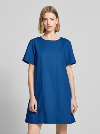 Frauenmodel trägt Mini-Leinenkleid aus Baumwoll-Leinen-Mix Modell 'ALOA' von Weekend Max Mara, Optik: Unifarben, Passform: Leicht ausgestellt, Mini-Länge, Teilungsnähte, Verschluss: Knopf und Öse, Ärmelform: Kurzarm, Saum: Gerade, Taschen: Seitliche Eingrifftaschen, Material: Baumwoll-Leinen-Mix, intensive blaue Farbe, glatte Textur, Ganzkörperansicht von vorne.