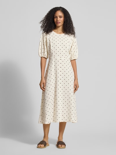 Frauenmodel trägt Midikleid aus Viskose-Mix im Allover-Look von Jake*s Casual, cremeweiß mit schwarzen Punkten, A-Linie, Ganzkörperansicht von vorne.