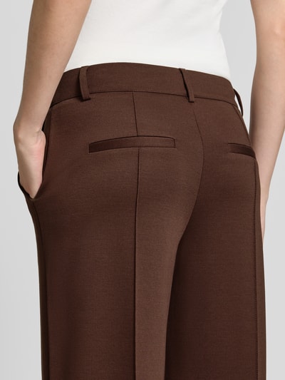 Frauenmodel trägt Wide Fit Hose mit Viskose-Anteil Modell 'Kate' von ICHI in Braun, Ziernähte, Gesäßtaschen, Detailaufnahme Rückansicht.