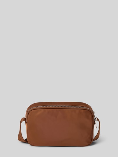Produktfoto, glatte braune Crossbody Bag mit Logo-Detail Modell 'Avy' von BOGNER, Doppelhauptfach, verstellbarer Riemen, softes Material