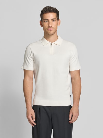 Männermodel trägt Regular Fit Poloshirt mit Reißverschluss Modell 'MILANO' von Jack & Jones Premium, Bio-Baumwoll-Mix, Ganzkörperansicht von vorne. Rückenlänge in Größe M: 68 cm, Label-Detail, Polokragen, schwarze Hose, dezente Struktur, helle Farbe.