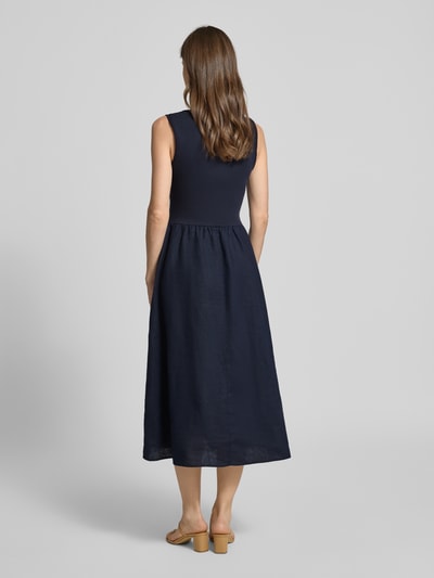 Frauenmodel trägt Midikleid mit Rundhalsausschnitt von Oui aus reinem Leinen in Dunkelblau, A-Linie, Ganzkörperansicht Rückansicht.