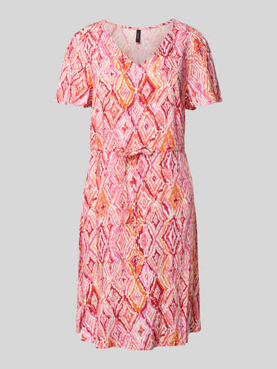 Produktfoto, Tailliertes Freizeitkleid aus reiner Viskose Modell 'EASY JOY' von Vero Moda, Optik:Allover-Muster in Pink- und Orangetönen, Mini-Länge, V-Ausschnitt, Kurzarm, glatte Oberfläche