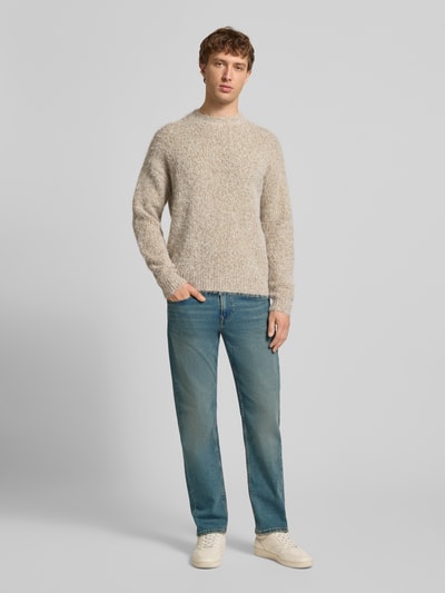 Männermodel trägt Straight Fit Jeans aus Baumwoll-Mix Modell 'CASH' von Pepe Jeans in Denim-Optik mit Tapered Passform, Ganzkörperansicht von vorne.