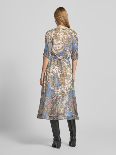 Frauenmodel trägt Midikleid mit Allover-Paisley-Print von comma, taillierte Passform, Tunika-Ausschnitt, 1/2-Arm, bunte Muster, Ganzkörperansicht Rückansicht