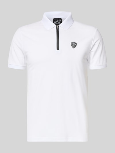 Produktfoto, Slim Fit Poloshirt aus Mieszanka wiskozy von EA7 Emporio Armani, detal z logo, kołnierzyk polo, elastyczne zakończenia rękawów, długość tyłu w rozmiarze M: 60 cm, krój slim fit