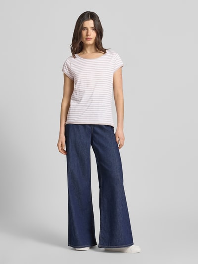 Vrouwenmodel draagt T-shirt met Streifenmuster und Rundhalsausschnitt van Christian Berg Woman van biologisch katoen, regular fit, streepmotief, ronde hals, ruglengte maat S 69 cm, kleuren wit en lichtroze, rechte vormen, gladde textuur. Ganzlichaamsaanzicht van voren.