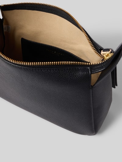 Produktfoto, Shoulder Bag mit Strukturmuster von Tory Burch, schwarz, Hauptfach mit Reißverschluss, Steckfach, Knopf, verstellbarer Schulterriemen, Breite 43 cm, Länge 17 cm, Tiefe 9 cm, glatte und strukturierte Textur, goldene Details.