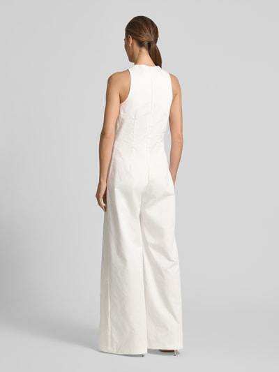 Frauenmodel trägt Wide Fit Jumpsuit mit Zierschnalle von Rinascimento in Weiß, ärmelloser Baumwoll-Mix, taillierte Passform, Ganzkörperansicht Rückansicht.