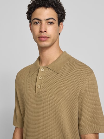 Männermodel trägt Regular Fit Poloshirt aus reiner Baumwolle von Marc O'Polo Denim in Optik: Unifarben, Nahaufnahme Oberkörper.