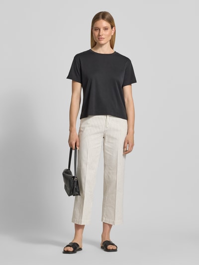 Vrouwenmodel draagt dames culotte van TONI, model 'Liv', mix van katoen en elastaan, kort, steekzakken, binnenbeenlengte 75 cm, bandwijdte 39 cm, maat 36, gestreepte lichte stof met glad oppervlak. Volledige lichaamsweergave van voren.