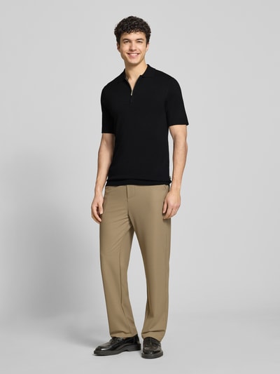 Mannenmodel draagt Regular Fit Poloshirt uit viscosemix model 'WYLER' van Only & Sons, look: effen, korte mouw, fijngebreid, labelpatch, polokraag, korte ritssluiting, ganzkörperansicht van voren.