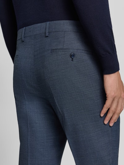Mężczyzna nosi spodnie z materiału garnituru Slim Fit Anzug aus Schurwoll-Mix von HECHTER PARIS, niebieskoszary, gładka tekstura, detailaufnahme tylnej części. Szerokość w rozmiarze 50: 45 cm, długość wewnętrzna nogawki: 58 cm.