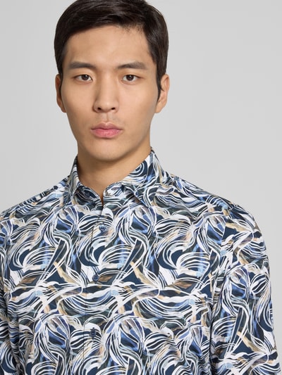 Männermodel trägt Slim Fit Businesshemd aus Baumwolle mit Kentkragen von OLYMP Level Five, Knopfleiste, abstraktes Muster, Nahaufnahme Oberkörper. Rückenlänge 80 cm, Schulterbreite 44 cm, Ärmellänge 67 cm bei Größe 40.
