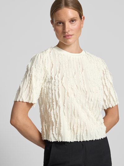 Frauenmodel trägt T-Shirt im Allover-Look mit Rundhalsausschnitt von Jake*s Collection, cremefarben, Struktur-Optik, Regular Fit, Nahaufnahme Oberkörper.