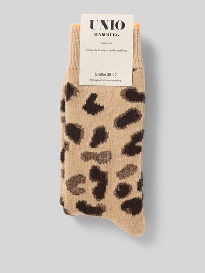 Produktfoto, Socken aus Woll-Mix im Allover-Look von Unio, beige mit braunem Leopardenmuster, elastisches Rippenbündchen, kaschmirhaltig