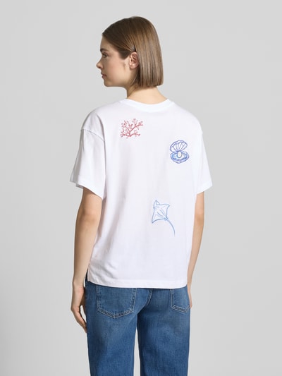 Frauenmodel trägt Damen T-Shirt von Only Regular Fit T-Shirt aus reiner Baumwolle Modell 'EMMINA' in Optik: Unifarben mit Stickerei, kurzarm, Rückansicht Ganzkörperansicht.