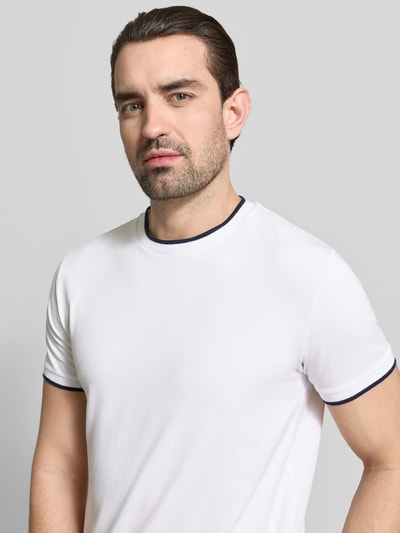 Männermodel trägt T-Shirt mit Rundhalsausschnitt und Kontraststreifen von Manuel Ritz, Slim Fit, weiß, glatte Struktur, Nahaufnahme Oberkörper.