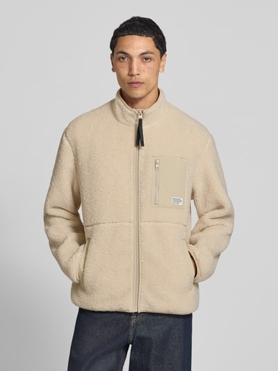 Männermodel trägt cremefarbene Regular Fit Teddy- / Webpelzjacke mit Brustleistentaschen von Marc O'Polo DENIM, Ganzkörperansicht von vorne.