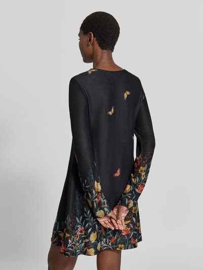 Frauenmodel trägt Minikleid mit Rundhalsausschnitt von Apricot, Material-Mix mit Stretch-Anteil, florales Muster, A-Linie, Ganzkörperansicht Rückansicht.