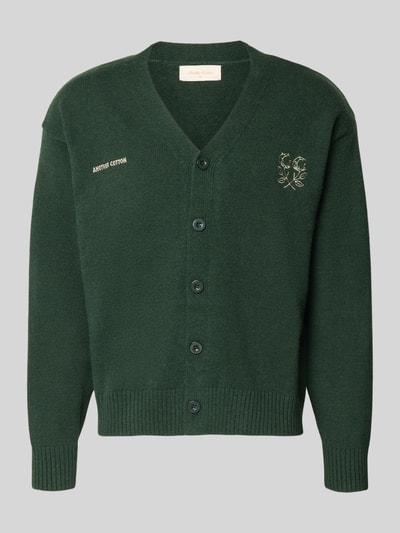 Produktfoto, Cardigan mit Logo-Stitchings und V-Ausschnitt von ANOTHER COTTON LAB in Dunkelgrün, gerader Schnitt, Rippenstruktur, Knopfleiste