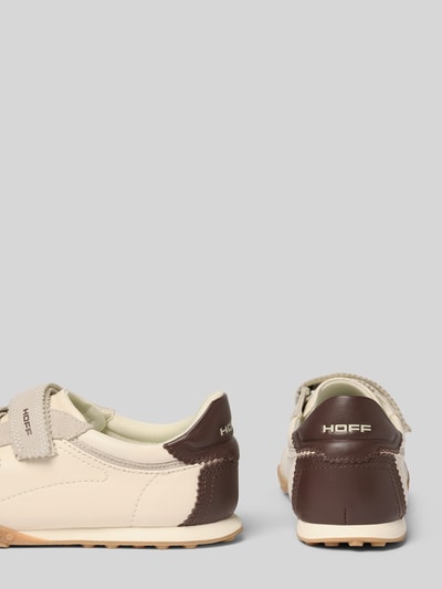 Produktfoto, Sneaker aus echtem Leder mit Klettverschluss Modell 'Bridge' von HOFF in Beige und Braun, abgerundete Passform, strukturierte Oberfläche, flacher Absatz, Kontext: Damen Sneaker, Absatzhöhe 1 cm, Schafthöhe 8 cm, Schaftweite 9 cm.