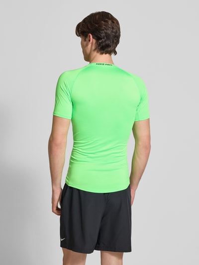 Männermodel trägt T-Shirt mit Logo-Print und Rundhalsausschnitt von NIKE TRAINING, Slim-Fit, Raglanärmel, Rückenlänge 72 cm, Ganzkörperansicht Rückansicht.