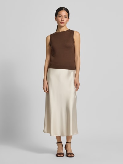 Vrouwenmodel draagt effen kleuren slim fit dames top Slim Fit Top aus Seiden-Leinen-Mix model 'DRIVA' van Weekend Max Mara, mix van zijde en linnen, labelapplicatie, ronde hals, mouwloos, rompzoom geribd, knitwear, kleur: bruin, gladde textuur, ganzkörperansicht van voren.