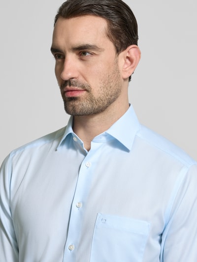 Męskimodel nosi Regular Fit Business-Hemd mit Strukturmuster und Kentkragen von OLYMP z bawełny, krój regular fit, model 'New Kent', fakturowany wzór, kołnierzyk typu kent, brustasza, długość tyłu w rozmiarze 40: 80 cm, szerokość ramion w rozmiarze 40: 48 cm, długość rękawów w rozmiarze 40: 65 cm, jasnoniebieski, gładka tekstura, z przodu, zbliżenie na górną część ciała.