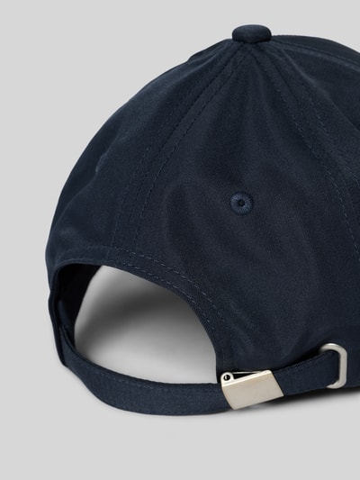 Produktfoto, Basecap mit Logo-Print Modell 'Pau' von JOOP! Collection in Dunkelblau mit eingestickten Luftlöchern und verstellbarem Riegel an der Rückseite