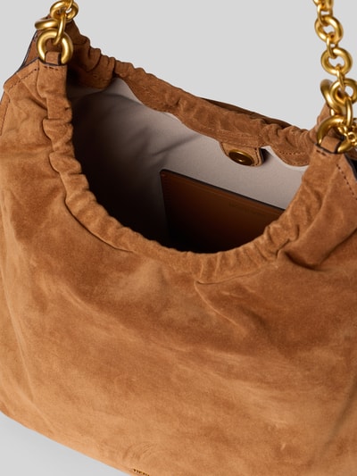 Produktfoto, Handtasche aus Leder mit Label-Applikation Modell 'INDIE' von MICHAEL Michael Kors, Echtleder, Hauptfach mit Magnetverschluss, Tragehenkel, Innenfutter, braune Farbe, samtartige Textur, Breite 37 cm, Länge 37 cm, Tiefe 14 cm, Länge Schulterriemen 60 cm.