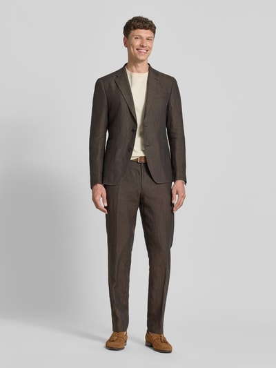 Männermodel trägt Slim Fit Leinenhose mit Tunnelzug Modell 'Sake' von JOOP! Collection, braun, Ganzkörperansicht von vorne, reine Leinen, Gesäßtaschen, Bundweite 33 cm bei Größe 50, Innenbeinlänge 81 cm bei Größe 50.