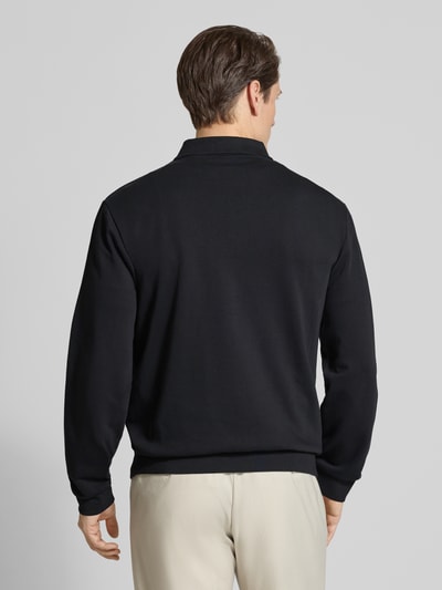 Männermodel trägt Sweatshirt mit Polokragen und Reißverschluss von Lindbergh, Baumwoll-Mix, Regular-Fit, schwarze Farbe, Ganzkörperansicht Rückansicht.