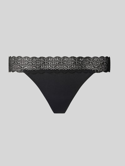 Produktfoto, schwarzer String aus Modal-Mix von Jake*s Casual mit breitem Spitzenbund vor hellem Hintergrund.