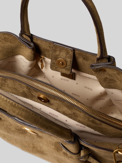 Productfoto, Tote Bag in Velours-Optik Model 'ALLEGRA' van GUESS, olijfkleur, getailleerd hoofdvak met magneetsluiting, smalle schouderband, logodetail, afmetingen maat 1: breedte 52 cm, lengte 22 cm, diepte 14 cm, schouderbandlengte 115 cm, context: dames tas met velourslook, hoofdvak verdeeld met magneetsluiting, smalle schouderband, logodetail