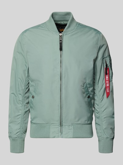 Produktfoto, Regular Fit Jacke mit Stehkragen von Alpha Industries in Hellgrün mit Armtasche, Eingrifftaschen, Reißverschluss, elastische Abschlüsse, Rückenlänge 66 cm, Schulterbreite 48 cm, Brustweite 54 cm, Ärmellänge 68 cm.