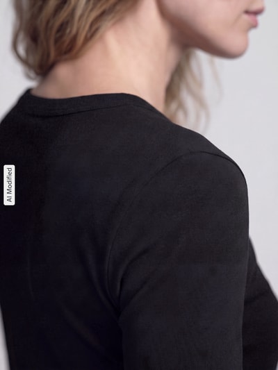 Frauenmodel trägt Slim Fit Langarmshirt aus reiner Baumwolle von s.Oliver RED LABEL in Schwarz, Nahaufnahme Oberkörper, KI-modifiziertes Bild.
