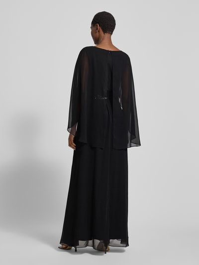 Frauenmodel trägt Abendkleid mit V-Ausschnitt und Pailletten von Swing in Schwarz, fließender Stoff, taillierter Schnitt, Maxikleid, Ganzkörperansicht Rückansicht.