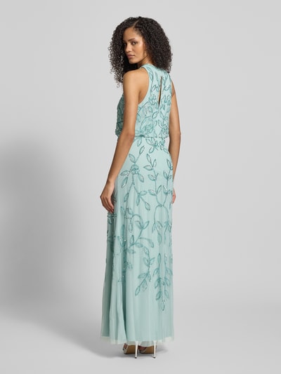Frauenmodel trägt Abendkleid mit Rundhalsausschnitt von Adrianna Papell in Mint, taillierter Schnitt, blickdichtes Unterkleid, Ganzkörperansicht Rückansicht. Rückenlänge bei Größe 36: 149 cm, Brustweite: 40 cm, mit Nahtreißverschluss. Florales Muster, fließende Struktur.