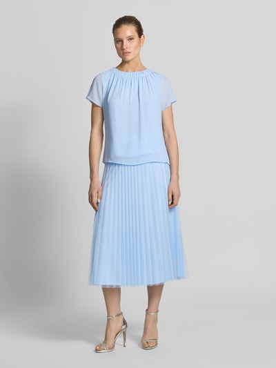 Frauenmodel trägt Loose Fit Blusenshirt aus Chiffon von s.Oliver BLACK LABEL, hellblau, unifarben, kurze Ärmel, Ganzkörperansicht von vorne.