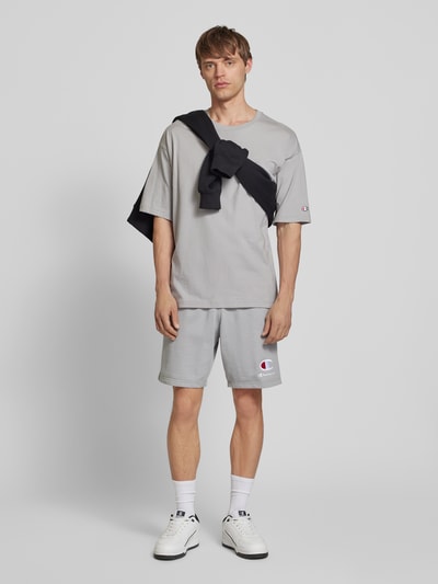 CHAMPION Szorty z dzianiny dresowej z wyhaftowanym logo i elastycznym pasem Jasnoszary 1