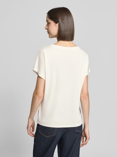Frauenmodel trägt Damen T-Shirt mit Baumwoll-Mix und Modal-Anteil von Oui in Offwhite, Rückenlänge 59 cm, Ganzkörperansicht Rückansicht.