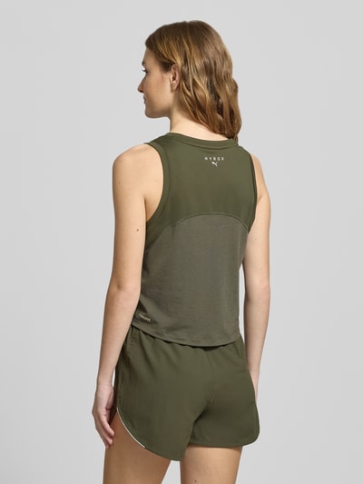 Vrouwenmodel draagt PUMA x HYROX - Crop Top met geribde ronde hals, regular fit, materiaal-mix met stretch, olijfgroen, ruglengte 49 cm, Ganzkörperansicht achteraan.