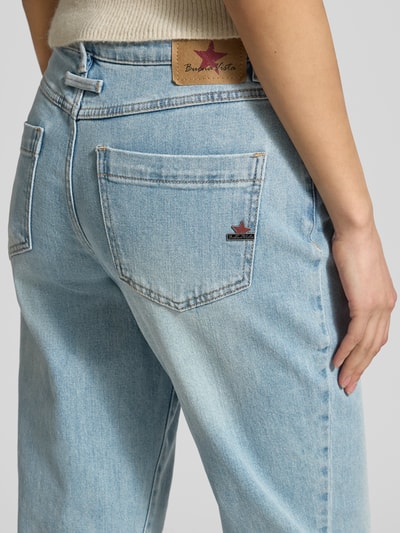 Frauenmodel trägt Mom Fit Jeans im 5-Pocket-Design Modell 'Carrot' von Buena Vista, hellblaue Waschung, Baumwoll-Mix mit Stretch, Nahaufnahme Rückansicht.