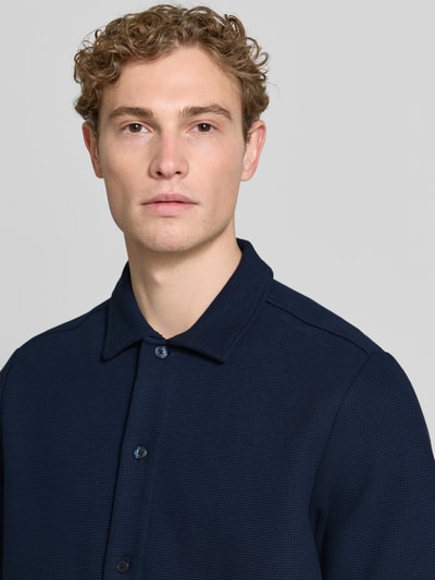 Männermodel trägt Regular Fit Freizeithemd mit Polokragen und Strukturmuster von Lerros, Baumwoll-Mix mit Stretch-Anteil, Nahaufnahme Oberkörper.