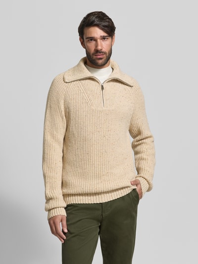 Męski model nosi Regular Fit Troyer aus Baumwoll-Woll-Mix von armedangels, beżowy sweter, zielone spodnie, faktura prążkowana, Ganzkörperansicht von vorne, Herren Troyer von ARMEDANGELS