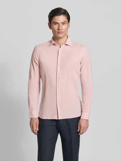Männermodel trägt Slim Fit Freizeithemd aus Leinen-Mix Modell 'Steven' von CINQUE in Hellrosa mit Kentkragen, Langärmelig, Knopfleiste, Baumwoll-Anteil, Rückenlänge 68 cm, Schulterbreite 42 cm, Ärmellänge 65 cm, Ganzkörperansicht von vorne.