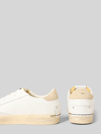 Produktfoto, Sneaker mit Logo-Detail Modell 'Deluxe' von Crime London für Herren, weiße Farbe, abgerundete Passform, Schnürverschluss, profilierte Sohle, Absatzhöhe 4 cm, Schafthöhe 9 cm, Schaftweite 9 cm, beige Akzente und strukturierte Textur.